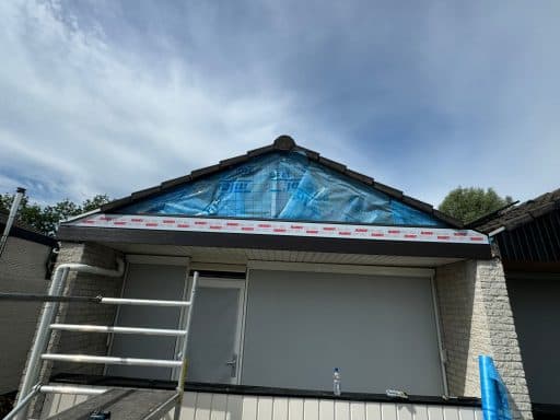 Gevelrenovatie en gevelbekleding Zevenaar - Vernieuwing geveltop foto 2